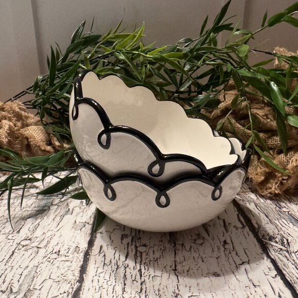 NWOT Set of 2 Scallop Edge Bowls White Black - Picture 3 of 5